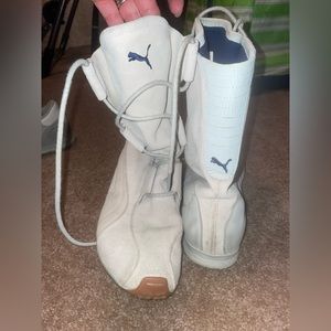 Light gray Puma boots